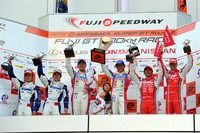 GT500クラス表彰式の様子。写真左から2位のNo.100 RAYBRIG HSV-010（山本尚貴／伊沢拓也）、優勝したNo.39 DENSO KOBELCO SC430（石浦宏明／脇阪寿一）、そして3位のNo.23 MOTUL AUTECH GT-R（本山 哲／ミハエル・クルム）。