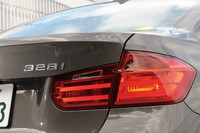 新たな「328i」には、スタンダードモデルのほかに、「スポーツ」「モダン」「ラグジュアリー」の各テーマごとに内外装や装備品がコーディネートされる「デザイン・ライン」が用意される。今回のテスト車は、セダンの普遍的なデザインを強調したという「モダン」である。