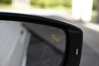 サイドミラーに備わる後側方警戒支援機能のインジケーター。自車の斜め後方に他の車両がいる場合や、隣車線を後方から急接近してくる車両がある場合、駐車場から後退して出庫する際などに後側方から接近する車両がある場合などに点灯する。