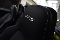 ヘッドレスト部に見られる「GTS」のロゴマーク。
    
