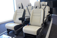 説明会の会場に展示されていた、ミニバン用のシート。