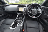 「XE 3.0 S」にはレザー／スエードクロスのスポーツシートが装着されるほか、黒いヘッドライニングが標準となるなど、よりスポーティーに彩られる。