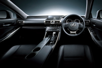 水平基調のデザインでまとめられたインストゥルメントパネル。
    