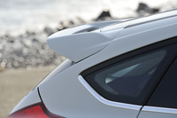 ルーフエンドには大型のスポイラーが標準で備わる。