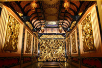 内部。奥には歌舞音曲の天女が。