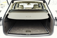 荷室の容量は、5人乗車時で565リッター。後席を倒すことで、最大1680リッターにまで拡大できる。リアバンパーの下に足をかざすだけでバックドアの開閉ができる「オートマチックテールゲート」も標準で備わる。（画像をクリックすると荷室のアレンジが見られます）
