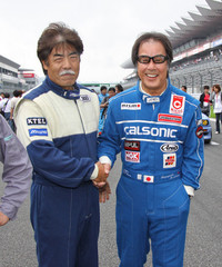 スペシャルイベントの前に行われたグリッドウォークで、星野氏とガッチリ握手を交わしているのは、82年には「BMW M1」で富士スーパーシルエットの、87年には「フォード・シエラRS500」で全日本ツーリングカーのチャンピオンに輝いた長坂尚樹氏。「お互い歳とったねえ」と言い合いながらも、「R32GT-R」と「シエラ」で揃って大暴れ。