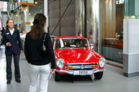 アウトシュタットのミュージアム入り口、とても目立つ場所に「ホンダS800」が飾られていた。