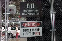 ブースは四方がご覧のような金網で覆われ、「GTI」のイメージを訴求するパネルで飾られていた。