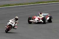 「異種格闘技走行」でバトルを展開するラルフの「TF106」とノリックの「YZR-01」。コーナリングスピードに勝るF1のラルフが、カウンターを当てながらノリックをアオっている。