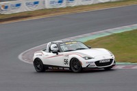 白いヘルメットで助手席（左ハンドル者なので右側）に乗るのが筆者。筑波サーキットでの最高速度は140～150km/ｈほどに達する。