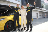 「コースアトラクション」を終え、ファンの声援に応えるジャン・ラニョッティ（中央）、フレデリック・ジョエ（左）とジュリアン・ピゲ（右）。われわれプレスに対してもラニョッティはサービス精神旺盛で、カメラを向けると必ず笑顔、ときにポーズをキメてくれた。