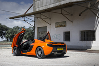 リアエンドのデザインも変更され、レーシングカー「12C GT3」譲りの“3ピース”バンパーが採用された。