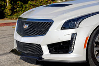 テスト車にはフードベント、フロントスポイラー、リアスポイラー、リアディフューザーからなる「カーボンファイバーエアロパッケージ」が装備されていた。