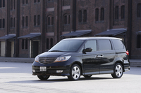 「エリシオン」をベースに、ドアパネル以外のほとんどをリデザインしたというエクステリア。ドアもハンドルまわりの意匠が異なる。