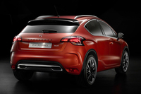 「DS 4クロスバック」のリアビュー。