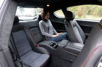 後席はまずまずの広さ。162cmのスタッフが座って、ニースペースにも十分余裕がある。