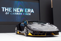 「Excellence in Carbon Fiber」の会場では、2016年3月のジュネーブモーターショーでデビューしたランボルギーニの限定車「チェンテナリオ」が披露された。