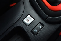 
	「ルーテシアR.S.トロフィー」のセンターコンソールには、エンジンやトランスミッションに加えて、ESC、パワーステアリングなどの制御を変化させる「R.S.ドライブ」のスイッチが備わる。今回は、3種類（ノーマル／スポーツ／レース）選べる走行モードのうち、レースモードを試した。他車についても同様で、おのおの、最もスポーティーな走行モードを選択した。
	