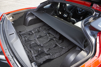 トランクルームには、2人乗りのスポーツカーとしては十分な容量を確保。クーペにはラゲッジネットと荷室用シェードが標準装備される。
    