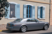 ホイールベースはファントム・サルーンより250mm短い3320mm。ランフラットタイアは前：255/50R21、後：285/45R21のグッドイヤー・イーグルNCT5を装着していた。スリーサイズは5609×1987×1592mmで車重は2590kg。BMWのDNAを受け継いだのか、前後の重量バランスは49：51とされた。