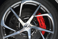 タイヤサイズは前が245/35ZR19、後ろが305/30ZR20。ブレーキローターはスチールが標準で、オプションでカーボンセラミック式のものも用意されている。