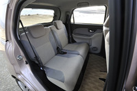 後席は前後方向に240mm、左右別々にスライドさせることができる。