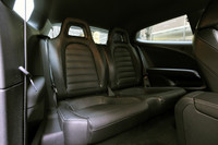 後席は、セパレート型の2人掛け。表皮はブラックレザーのみ用意される。