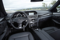 ダイレクトセレクトやインパネの意匠の変更は本文でふれた通り。加えて、SクラスやCクラスではおなじみ、カーナビやオーディオ、空調を操作する銀色のダイヤル、COMMANDシステムが備わった。右ハンドル仕様は、8月にも日本へ上陸する予定だという。
