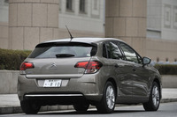 ボディーカラーは全6色。試乗車の色は「グリ スピリット」。