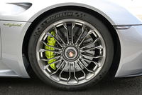 タイヤサイズは前が265/35ZR20で、後ろが325/30ZR21。ブレーキはポルシェ・セラミック・コンポジット・ブレーキ（PCCB）が標準。