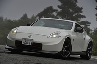 テスト車のボディーカラーはオプションのブリリアントホワイトパール（4万2000円）。このほかにブリリアントシルバー、ダイヤモンドブラック、バイブラントレッドが用意される。