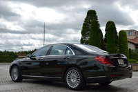 新型のリアビュー。前後のコンビランプのみならず、内外に用いられる全ての灯火はLED化されている。夜間の運転や昼間の信号待ちにおいて、ブレーキランプやウインカーの明るさを抑える機能も備わる。