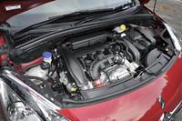 1.6リッタターボユニットは156psを発生する。JC08モード燃費は13.6km/リッター。参考までに、ハッチバックの「スポーツシック」（6MT）は14.1km/リッター。