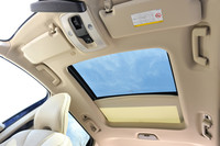 全モデルでチルトアップ機構付き電動ガラスサンルーフが標準装備となる。ただし「XC60」（写真）のみ、より面積が大きいパノラマタイプとなる。