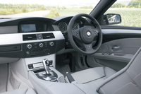 ジョイスティック・タイプのATレバーが新鮮なインテリア。6AT自体も改良され、変速時間は半分ほどに短縮されたという。専用マルチファンクション・ステアリングホイールやアルミトリムはMスポーツ・パッケージの一部。