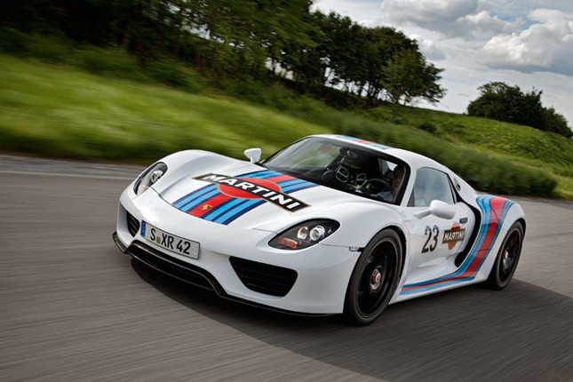 伝統のマルティーニストライプが施された「ポルシェ918スパイダー」。