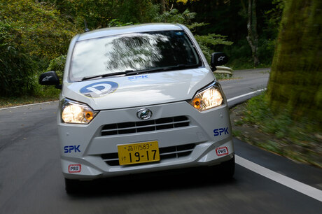 ダイハツのベーシックな軽乗用車をもとに、ラリーやレース向けの競技車両に仕立てた「ミラ イースtuned by ...