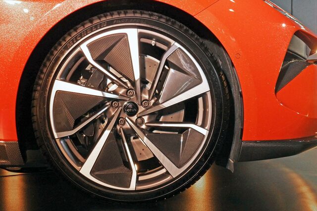 ロータスが新型車「エメヤ」を日本初公開 高い動力性能を誇るEV