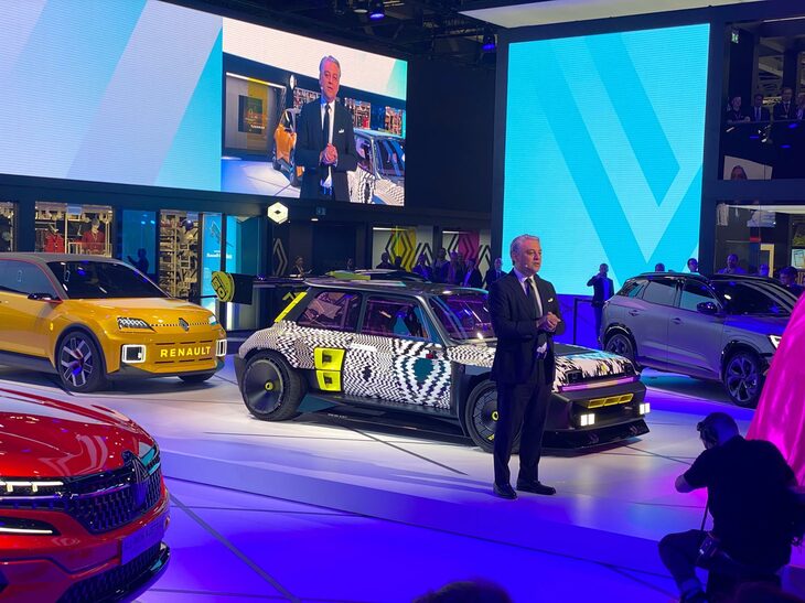 ルノーCEO就任後、初のパリモーターショーとなった2022年の同ショーにて、「ルノー5 E-Techエレクトリック」のコンセプトモデルを披露するデメオ氏。