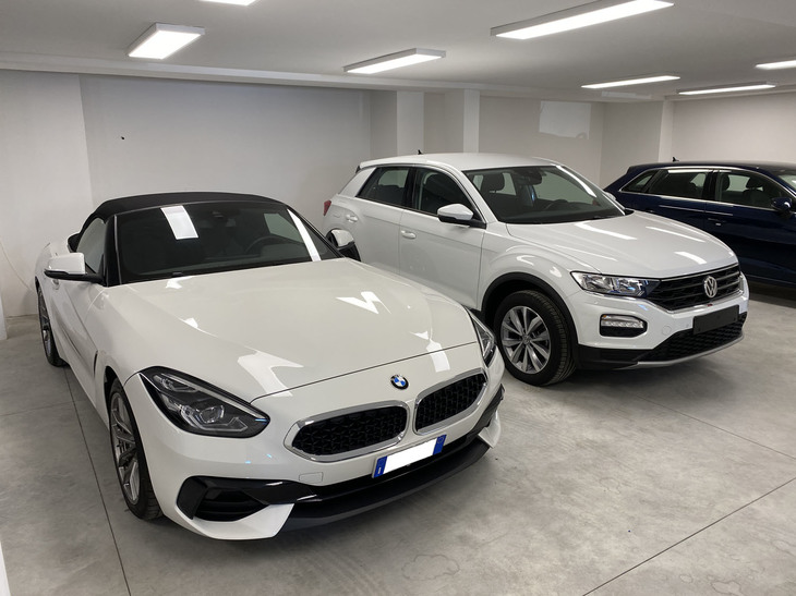 ショールームとは別に、30台近くを分散収容できるガレージを持つ。