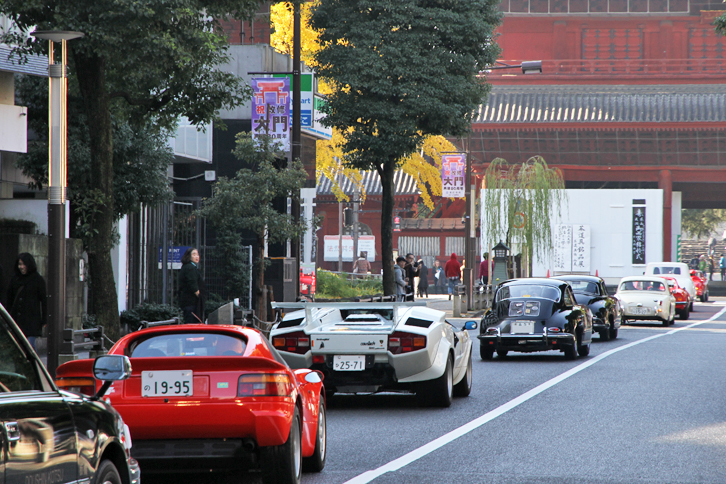 芝大門を抜け、増上寺前を右折していく参加車両。
