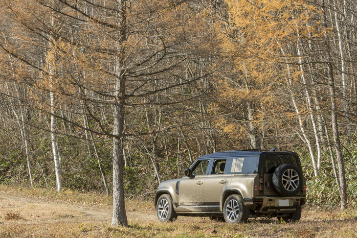 紅葉深まる岩手・八幡平の林道を行く「ディフェンダー110 X」。コンボイ走行が基本となる「オフロードエクスペリエンス」だが、配慮されたペースにより、まわりの景色を楽しむ余裕もあった。