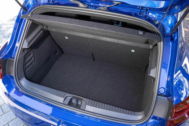 ラゲッジスペースの容量は300リッター。床下に駆動用バッテリーを積むため、純ガソリン車よりはやや減少しているが、それでもBセグメントコンパクトとしては十分なスペースを確保している。