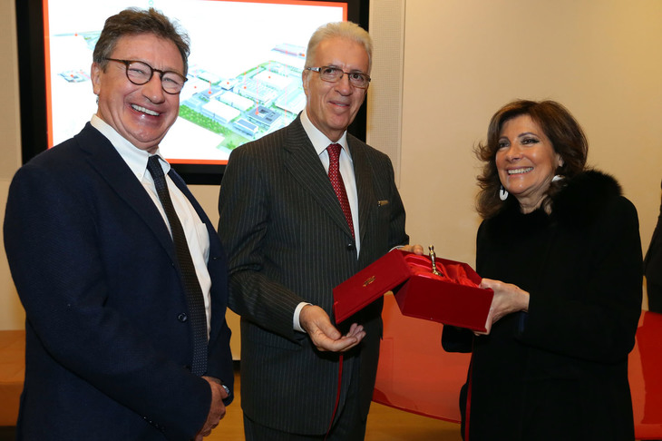 写真左から、フェラーリCEOを辞任したルイス・カミレーリ氏とピエロ・フェラーリ副会長。一番右はイタリア議会上院のエリザベッタ・カゼッラーティ議長。2019年11月に撮影。