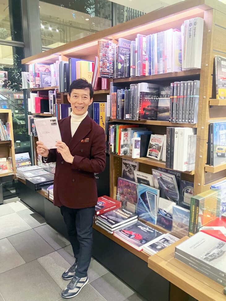 代官山蔦屋書店で。2022年に三樹書房から刊行された著書『シトロエン2CV、DSを手掛けた自動車デザイナー ベルトーニのデザイン活動の軌跡』とともに。