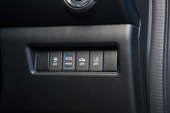 ダッシュボードの右端、イグニッションスイッチの下に備わる、運転支援システムなどの操作ボタン。青い枠で囲われているのは「ECO MODE」のオン／オフスイッチで、これをオンにするとパワートレインやエアコンの制御が、省燃費モードに切り替わる。