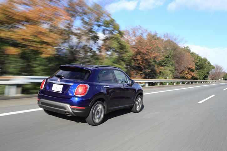 東京を出て、高速道路を軽井沢方面へとひた走る。こうしたシチュエーションでは、「ベクター」のドライブフィールは、一般的なサマータイヤとなんら変わらない。