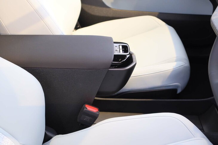 ボルボEX30ウルトラ シングルモーター エクステンデッドレンジ（収納式カップホルダー）