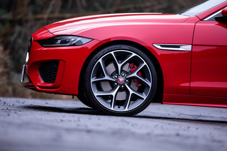 今回の試乗車には20インチ10スポークデザインの「スタイル1014」ホイールと前235/35R20、後ろ265/30R20サイズの「ピレリPゼロ」タイヤが組み合わされていた。